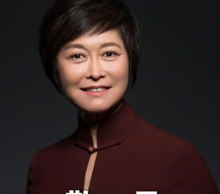 发现了吗？周涛没发文悼念敬一丹，董卿也没发文。于是问题来了：倪萍能发三千字长