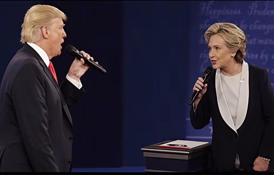 2005年，特朗普与第三任妻子梅拉尼娅婚礼上宴请克林顿夫妇时的一幕，当时特朗普大