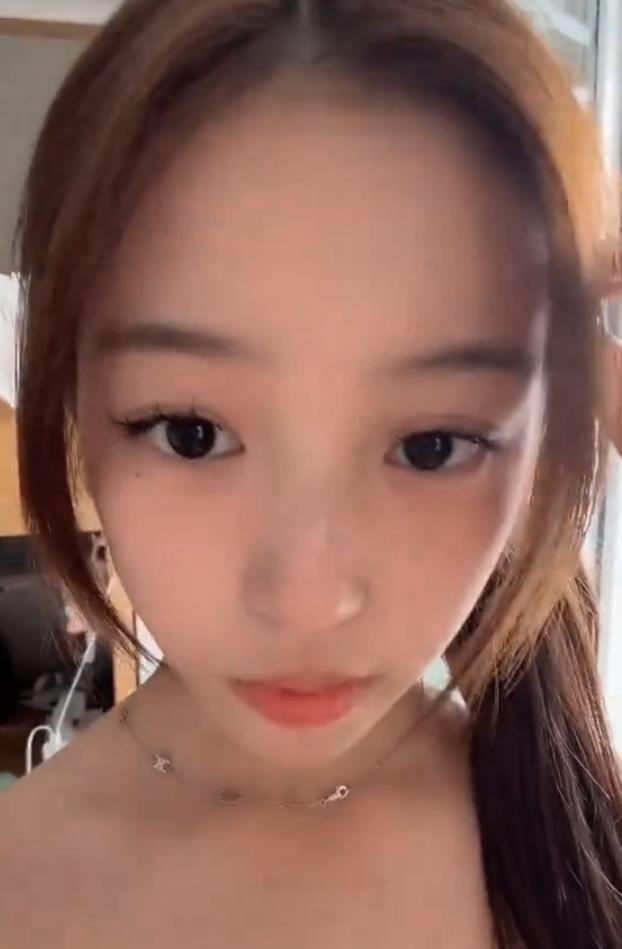 赵薇和黄有龙离婚后，带着女儿在北京生活，女儿近照曝光，已经15岁黄新女大十八变，