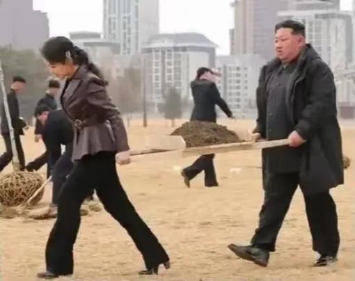 今年1月5日金正恩携女儿参加植树活动。​看到这张真实的照片​不禁呵呵呵咧嘴