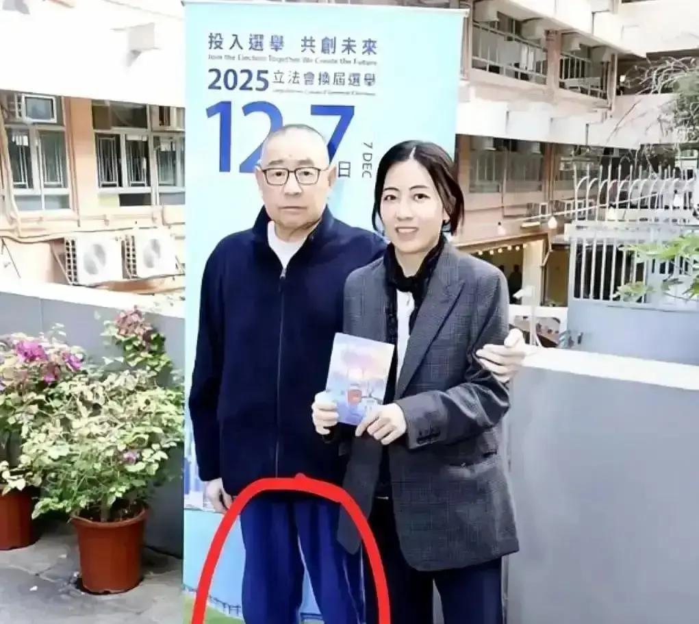 刘銮雄又坐着轮椅被拍到进出养和，脸色灰白，保镖左右护着，看着比上次还瘦一圈。港