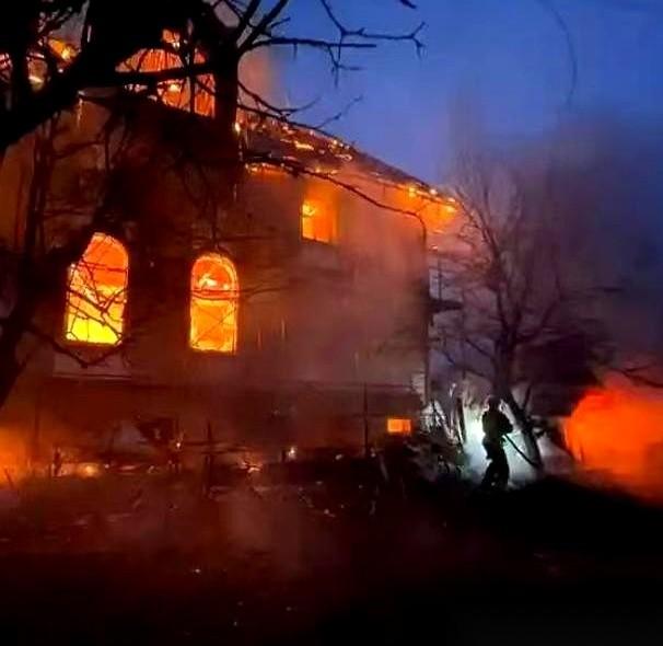 一架飞机，黑着灯，不开雷达，就在你家大门口转悠。就这么静悄悄地飞，不吱声，但你