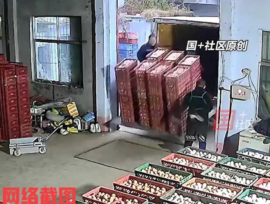 山东济南有两名男子在仓库卸鸡蛋。本来鸡蛋就是易碎之物，在装卸时都要特别的留神