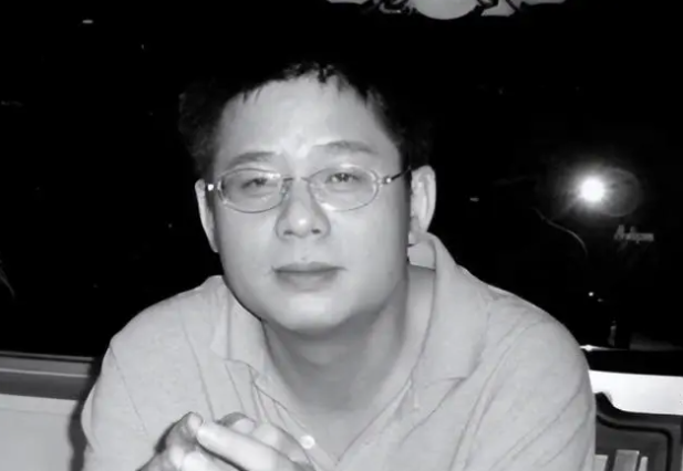 1997年，已有家庭的富商刘波对许晴一见钟情，为了追求她，刘波花费3000万在北