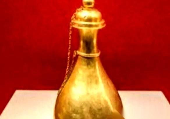 1951年，北京，考古队挖开明朝妃子的墓。就在棺材里，摸出一个巴掌大的小金瓶。