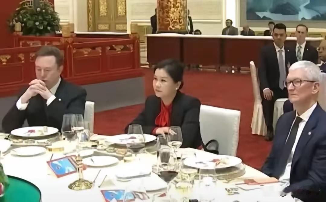 在欢迎特朗普的国宴上，一位优雅中国女士，坐在两大科技巨头马斯克和库克之间。这个女