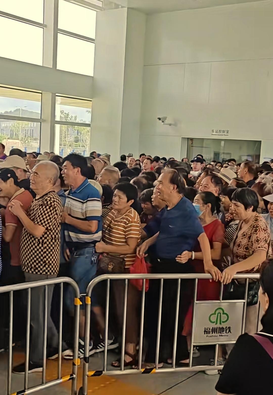 这样看来福州百姓还是很喜欢坐地铁出门，特别是前几天福州地铁滨海快线面向市民免费试
