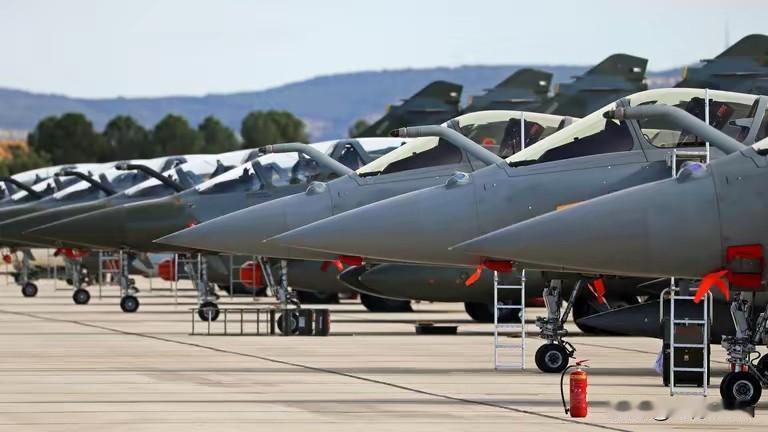 1. 俄克宫：法国阵风战机救不了乌克兰：11月18日，俄克里姆林宫发言人佩斯科夫