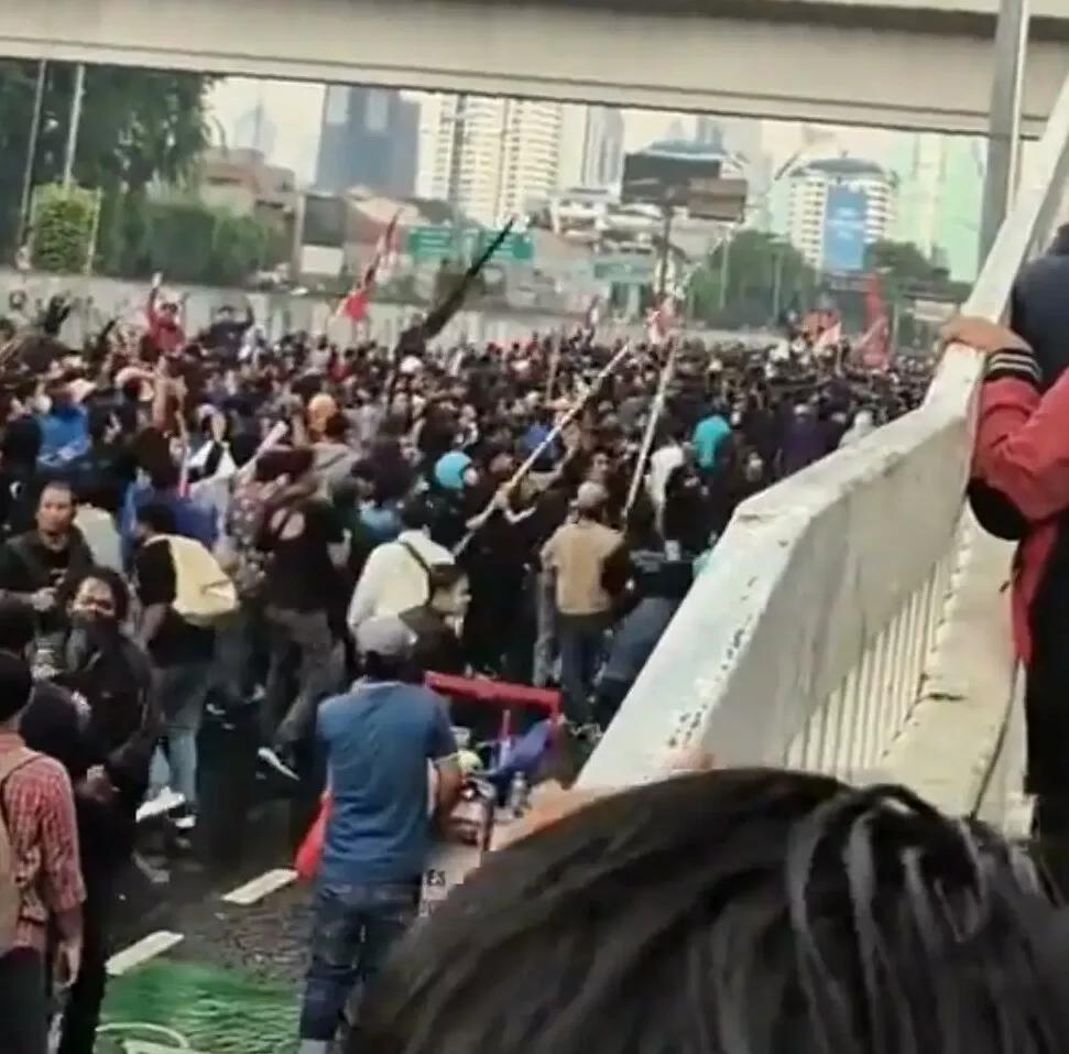 印尼动荡，说明已经超过了印尼平民的底线。记得国内有个凡砖家说过，