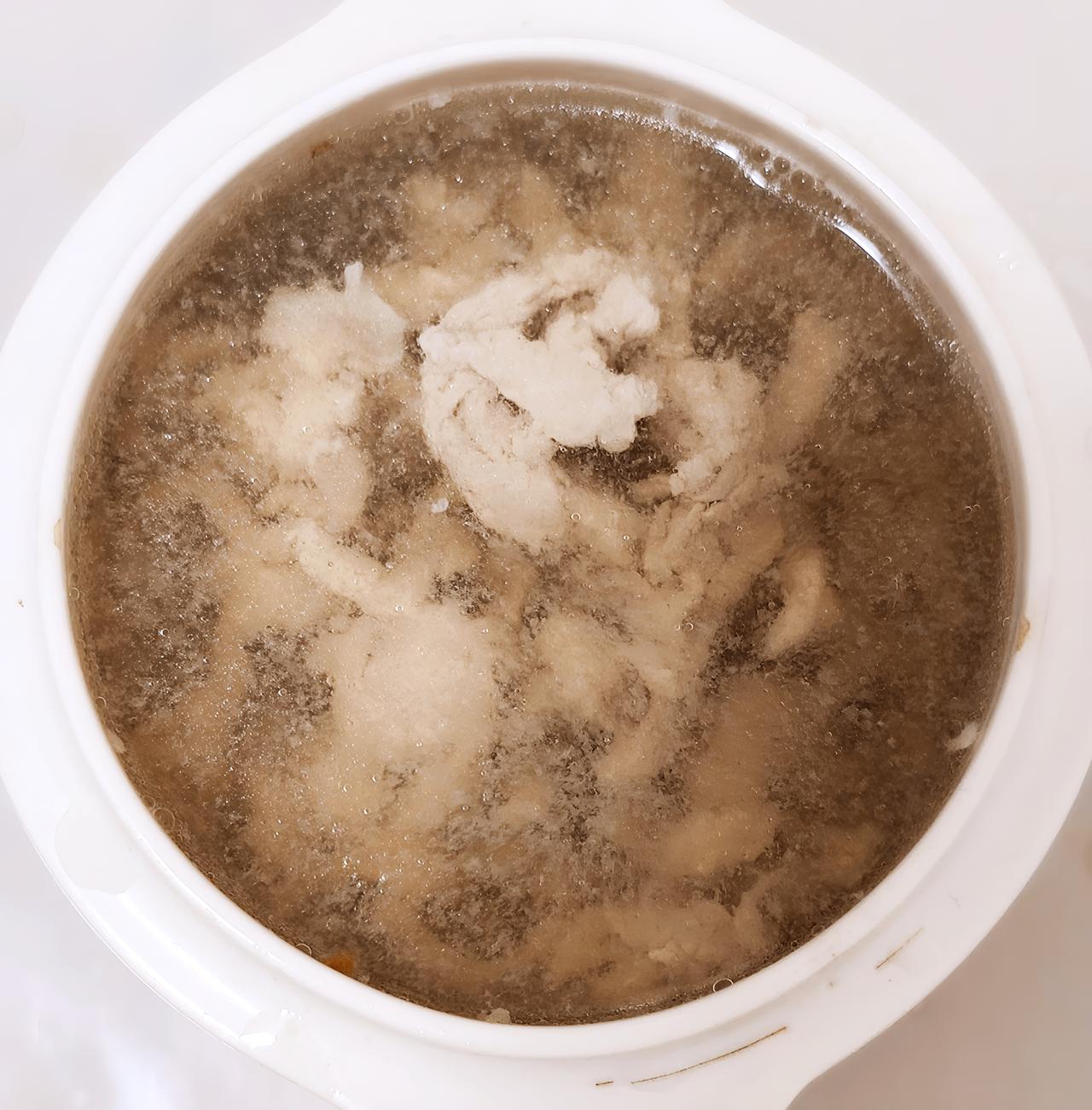 小区里有一个独居老人，想喝炖瘦肉汤，就在业主群里问有没有人愿意帮忙炖汤？有一个没