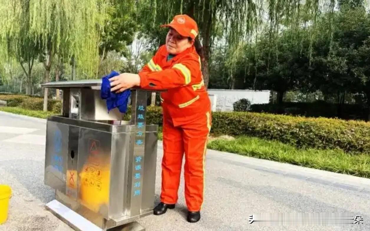 东莞动真格！9月起随地吐痰罚1000，摆摊别乱占道！网友吵翻了近日，东莞一则