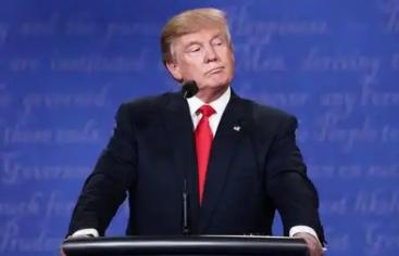 美国急了，喊话中国当地时间1月4日，特朗普在空军一号上表示：和中国的关系非常好，