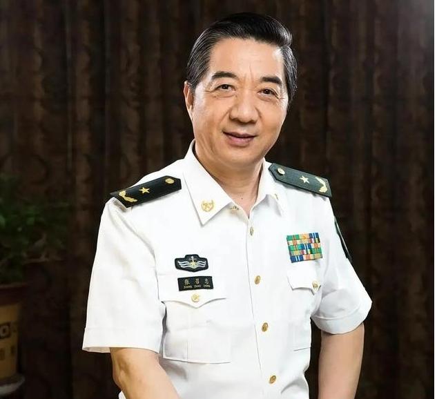 “谢谢你张召忠！你真是伟大的预言家！”2015年他就说过：“美国啥也不干，让东方