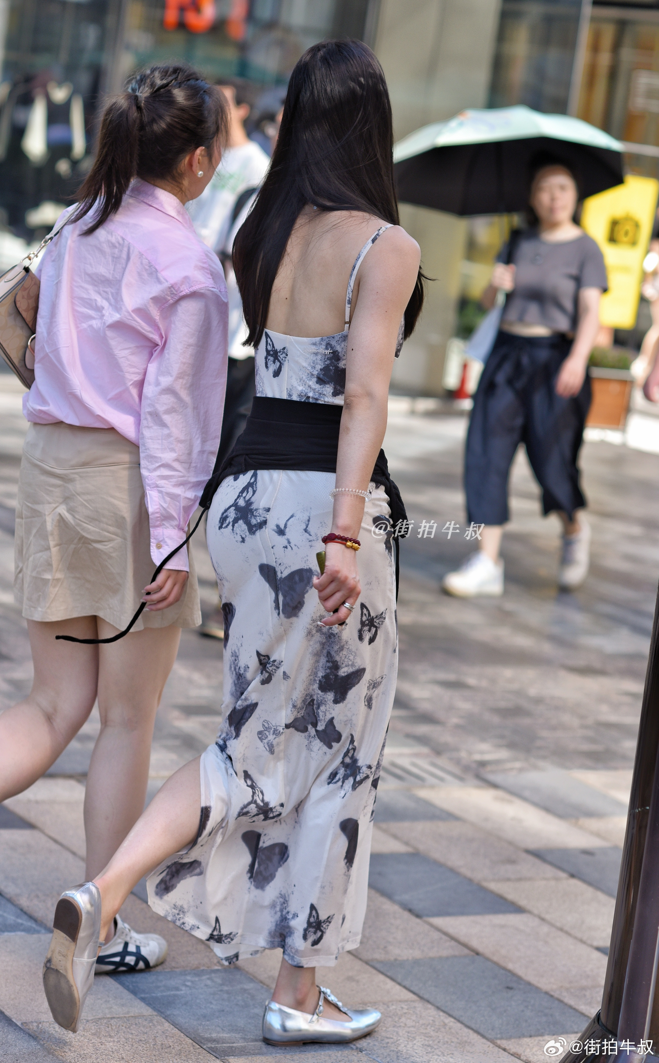 漂亮的水墨印花吊带裙