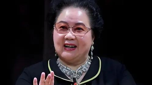 吃里爬外，永不回国？她带领30名演员选择留美，如今垂垂老矣回来在七八十年代，齐