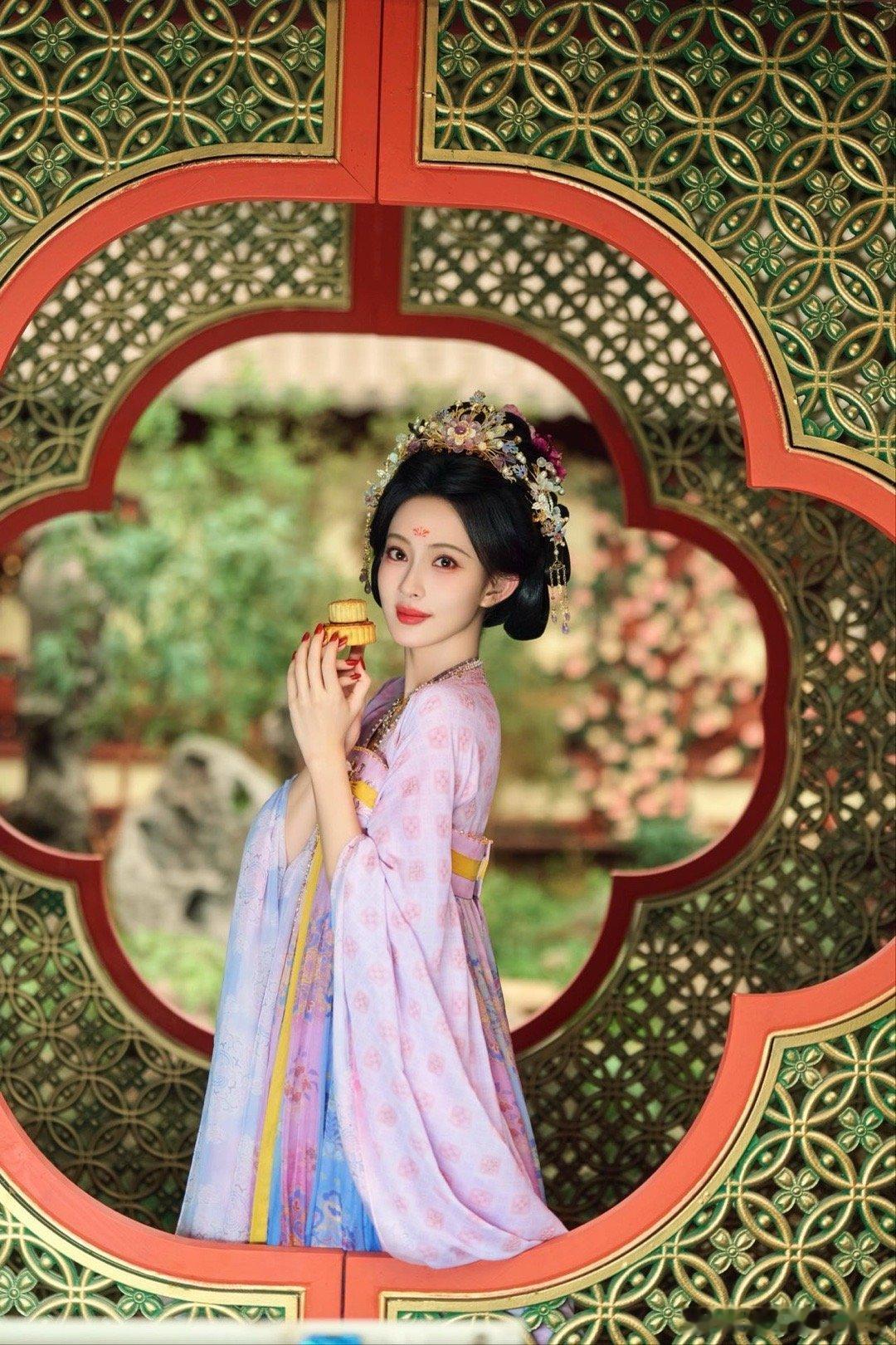 孟子义中秋节营业照孟子义的中秋营业照太惊艳！古风造型精致吸睛，金饰流苏随动作摇