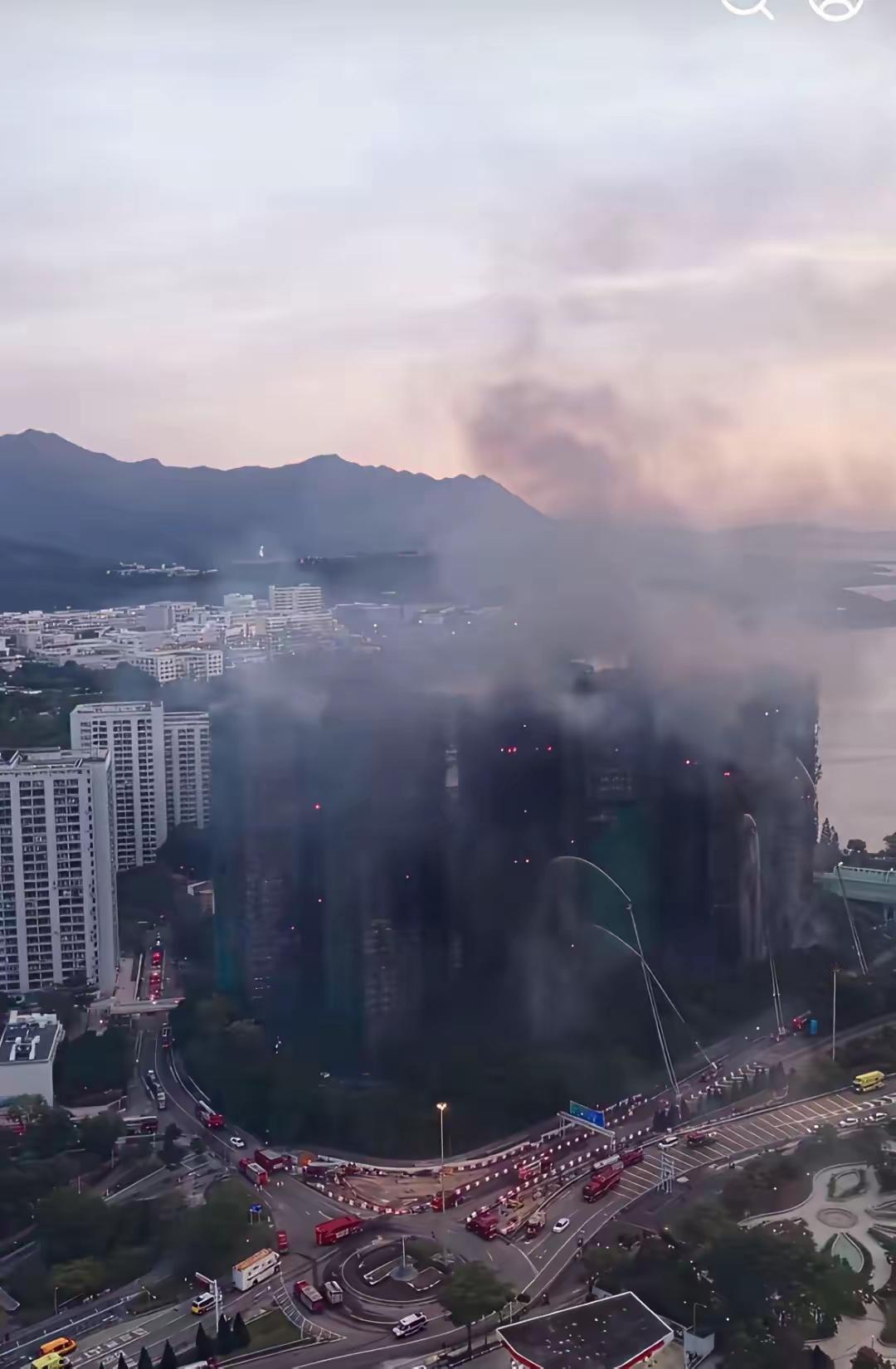 香港大浦火灾已经控制住了我有一个疑问，大家有没有发现这次救援只有消防车在那里喷