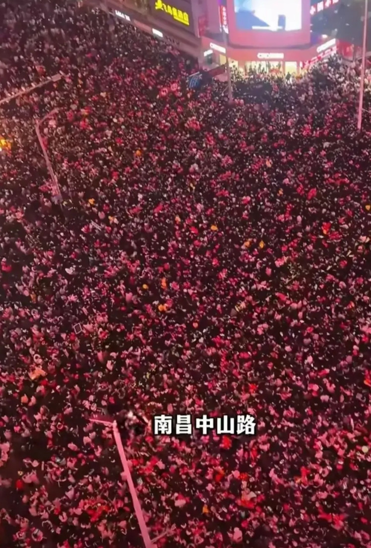 五一假期结束了，今年旅游的人依然还是爆满，建筑行业不好，金融行业不好，但是依然不
