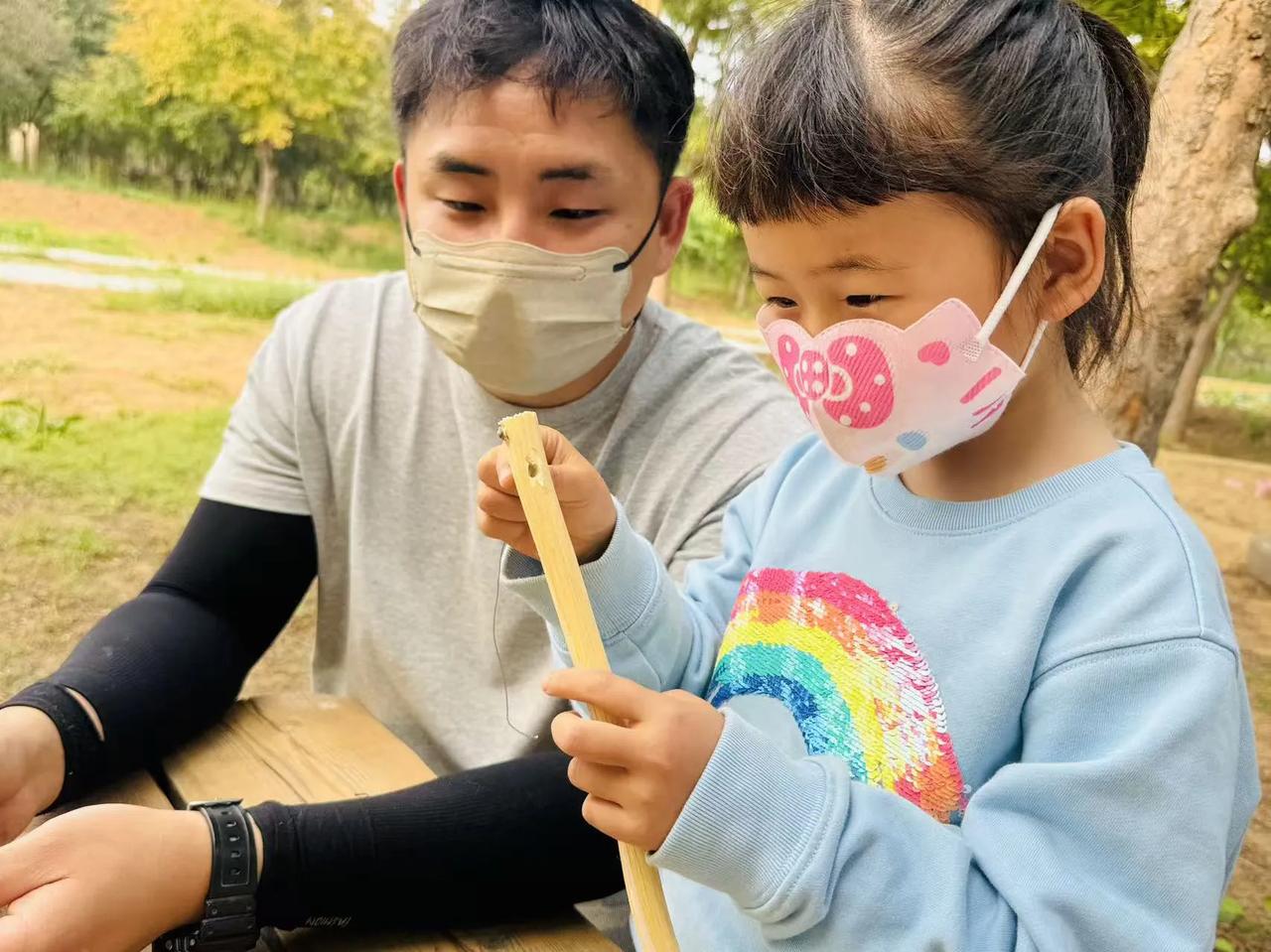 我认为做事重要职场：处关系与做事，缺一不可职场中，会处关系和会做事都至关重要。