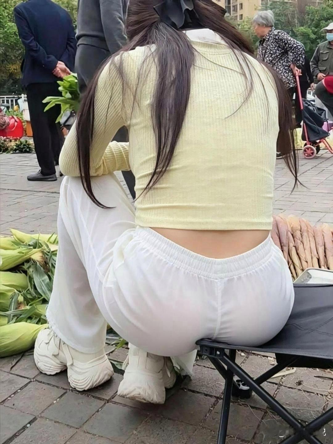 她为什么要这么坐？