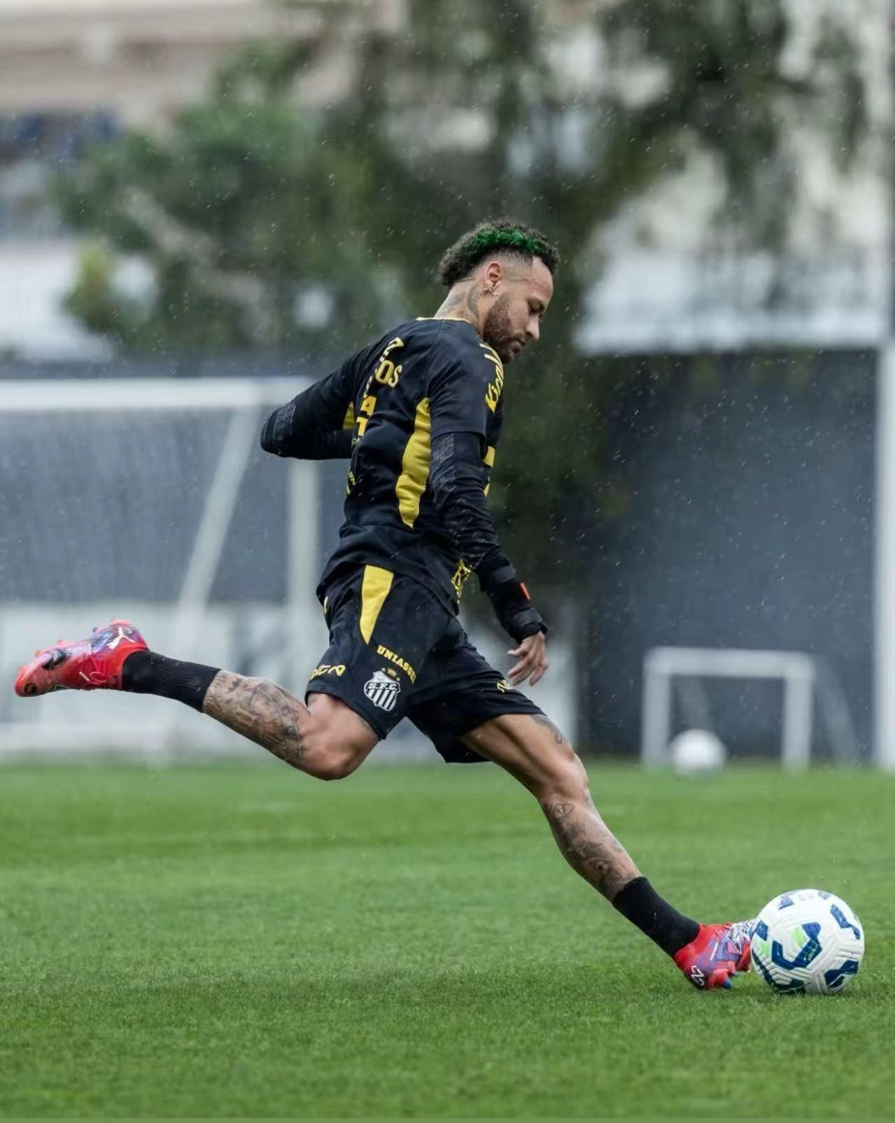 哇！内马尔终于做出了决定，为了参加明年的世界杯，他将与桑托斯续约。据《阿斯报》