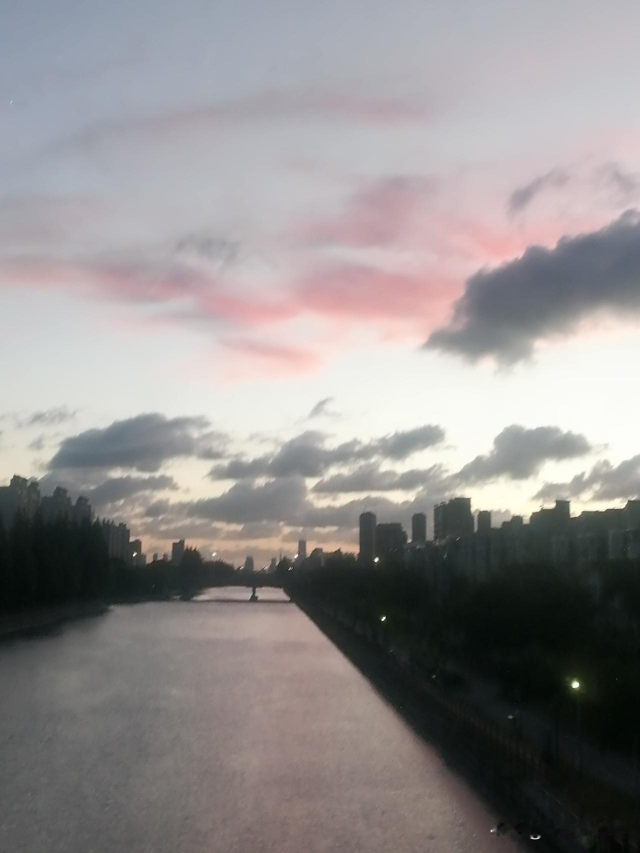 一位社会学家说：“现在越来越多的年轻人都不让老婆管钱了，因为他们发现女人管钱有一