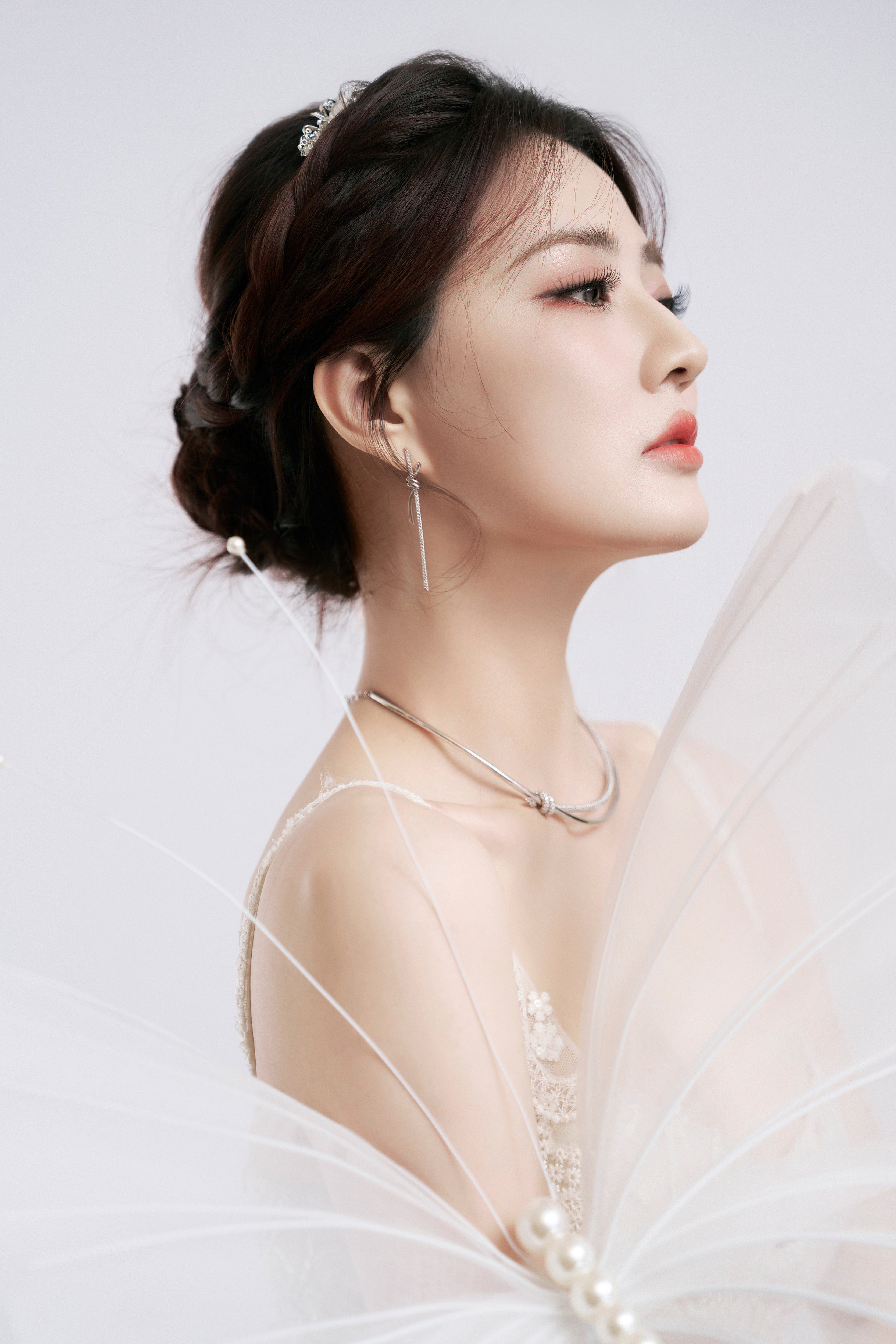 徐璐薄纱蕾丝揉着柔光，细吊带勾勒的曼妙曲线在白雾里若隐若现，抬眼的那抹风情，软