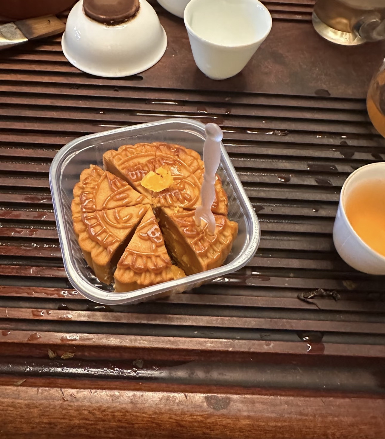 八月十五的老讲究，年轻人不当回事，老一辈却句句当真一、月饼要分着吃，不能一个人独吞。老话说月饼是团圆