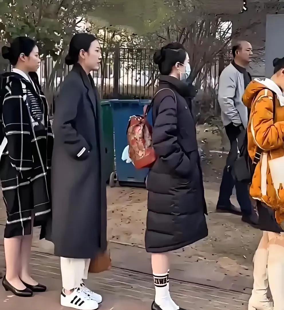 去参加面试，黑上衣、黑皮鞋、白袜子，这样打扮可以吗？