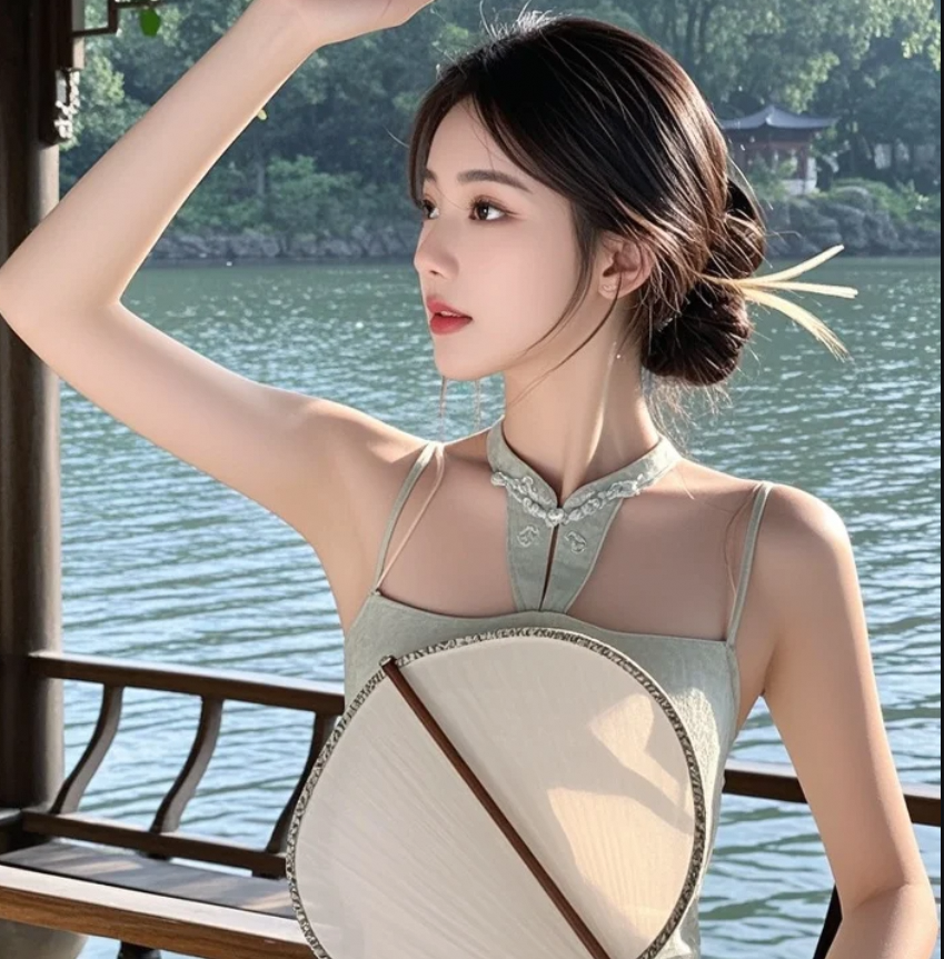 她站在湖边，不是风景，而是心动的理由