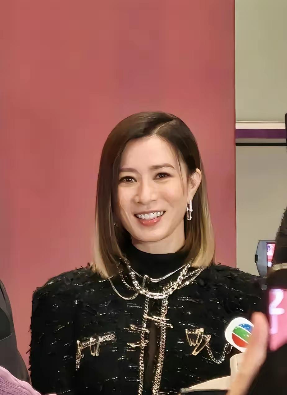 佘诗曼签遗嘱那天，阳光透过香港豪宅的落地窗，落在她刚填好的受益人栏上——母亲，兄