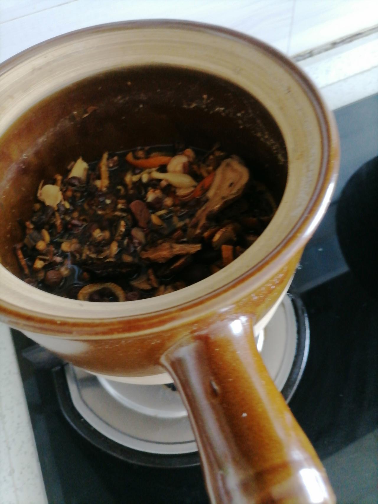 中药是代煎好还是自己煮效果好?我更倾向于在家自行煎制中药。虽说自己煎药稍显繁琐