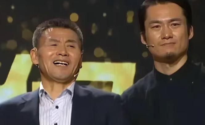 2017年，黑龙江16岁男孩跪求校长供他上学，校长同意后，却瞒着男孩搬了家，两人