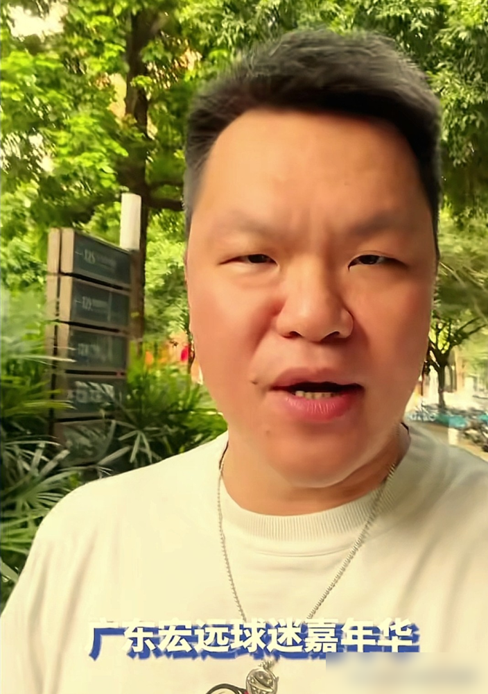 朱芳雨一出现，东莞篮球中心直接炸了。不是总经理了，改叫荣誉顾问，人往那一站，满场喊的还是朱总。胡明轩