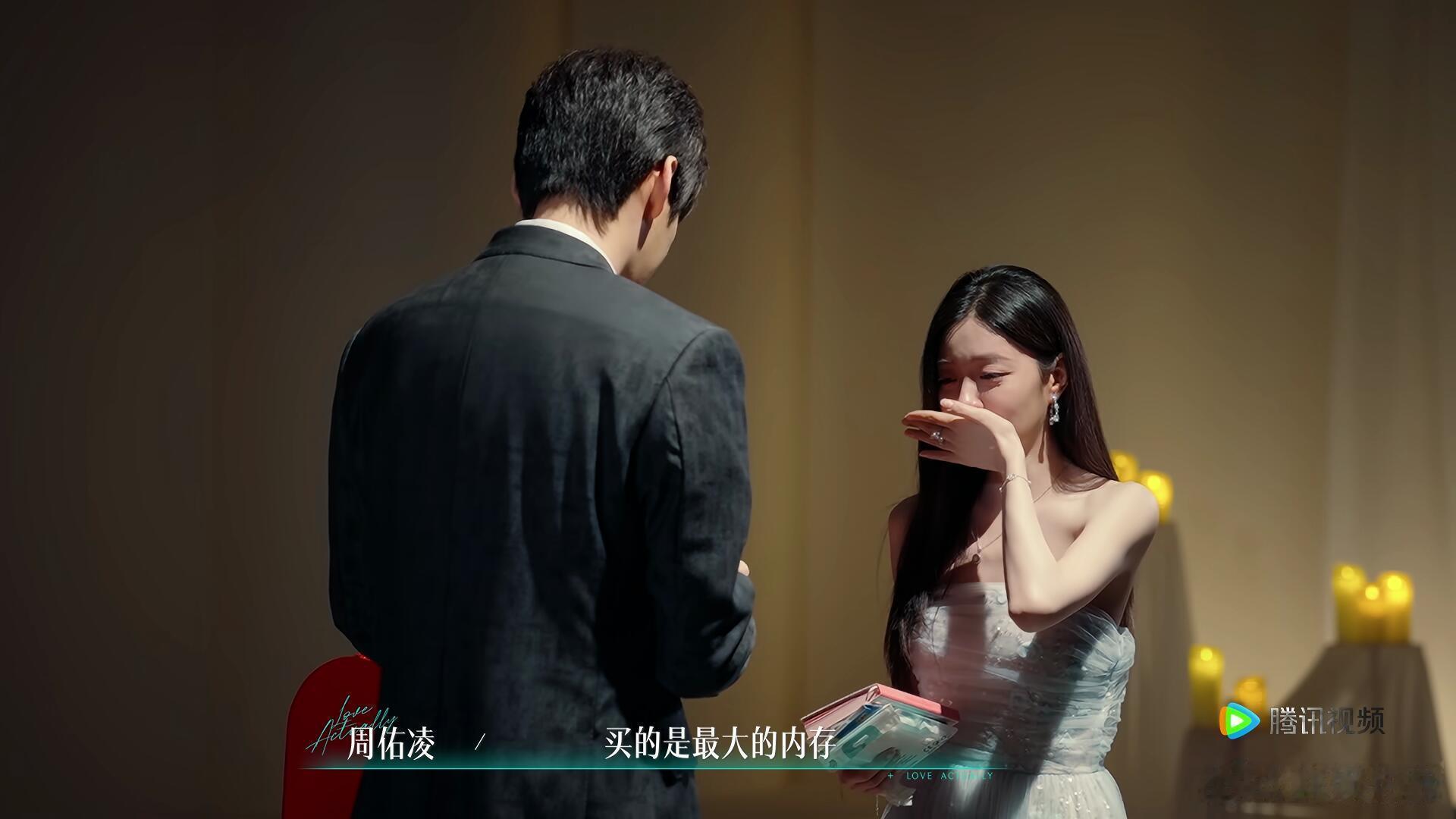 周佑凌送柳柳手机名场面双重暴击！柳周终于接吻，周佑凌恋综硬核送礼送手机，柳柳瞬