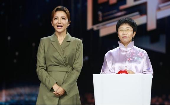 北大才女蒙曼49岁至今未婚，节目上，主持人朱迅问她：“您最想嫁给谁？”没想到，她