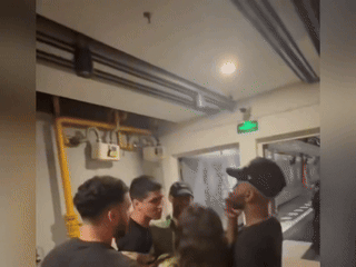 新疆的维族小伙才是真爷们[赞]这才是中国人的样子！中国的精神脊梁！新疆小伙没惯
