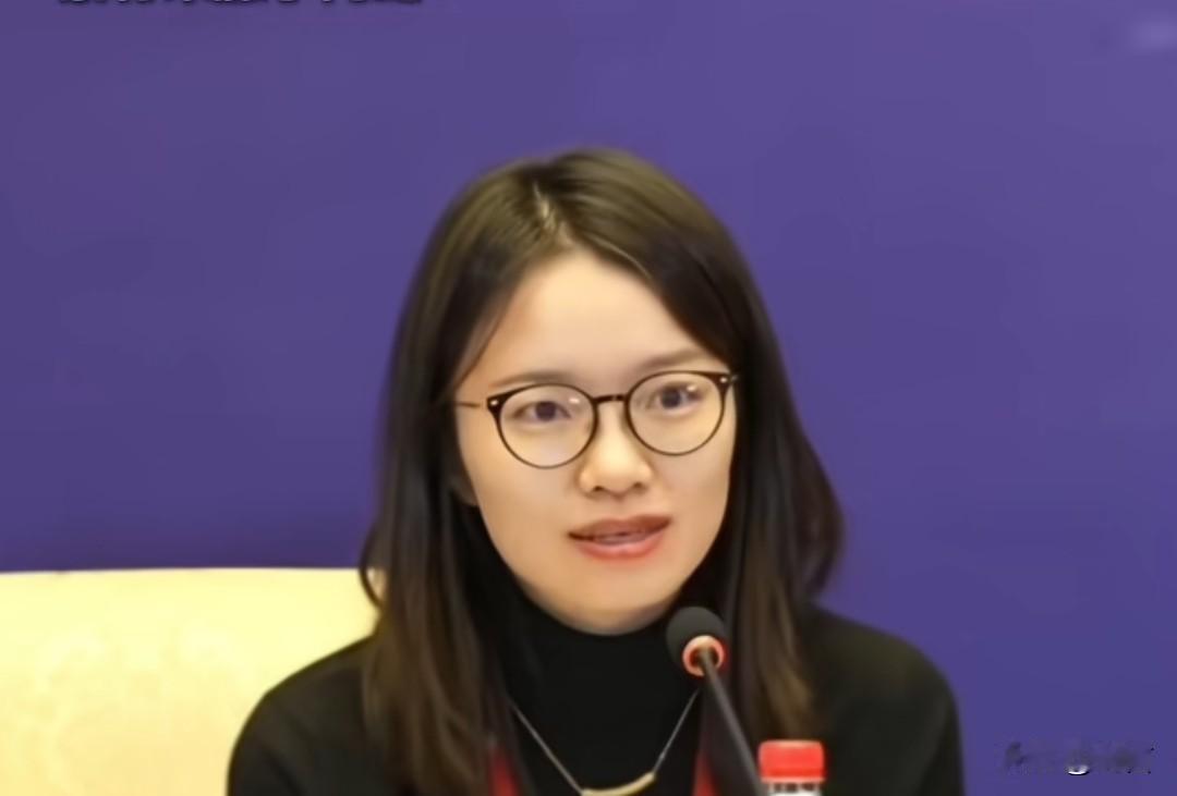 虹神真的是太厉害了。获得了菲尔兹奖。在她获奖的时刻迎来了无数的鲜花和掌声。成为当