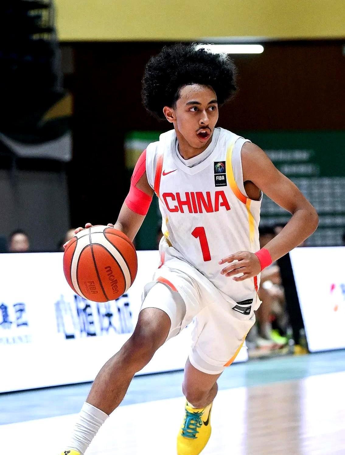 U19后卫刚下飞机，NCAA疯三12号种子就递合同！83%罚球稳，30%三分悬