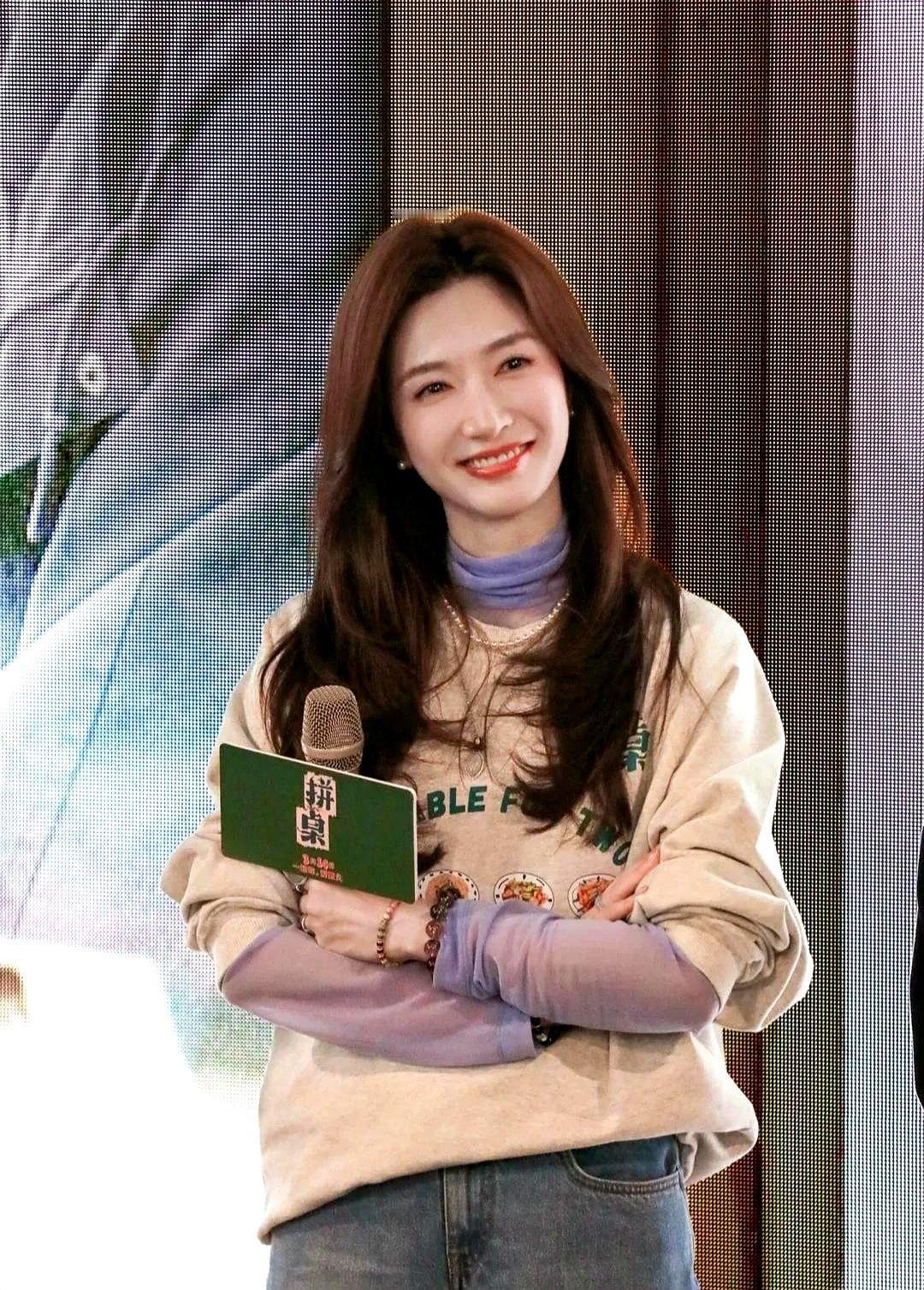 卫衣配牛仔裤，穿对是松弛感，穿错就是真邋遢。区别往往就在一个你没注意的细节里。