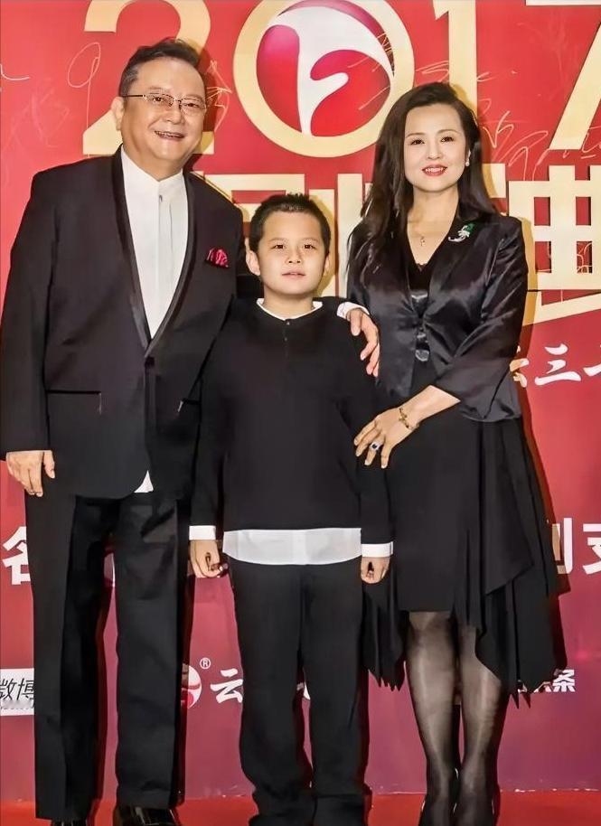 77岁的王刚，60岁的时候得了一子，本以为晚年可以安享清福，没想到现在17岁的儿