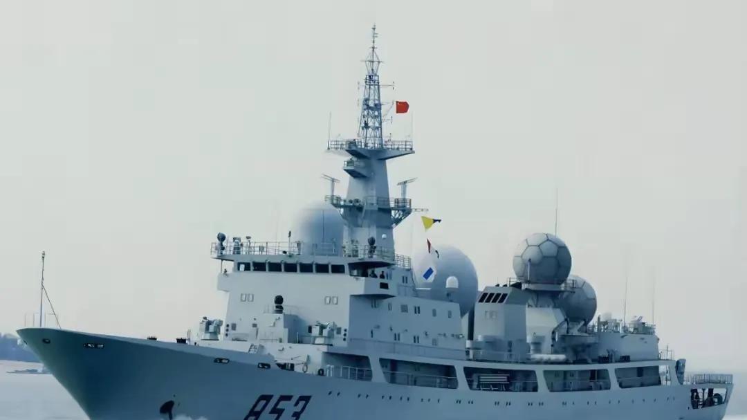 中国815电子侦察船前出旁观F22表演时遭遇菲海警船拦阻，直接052D出动保护