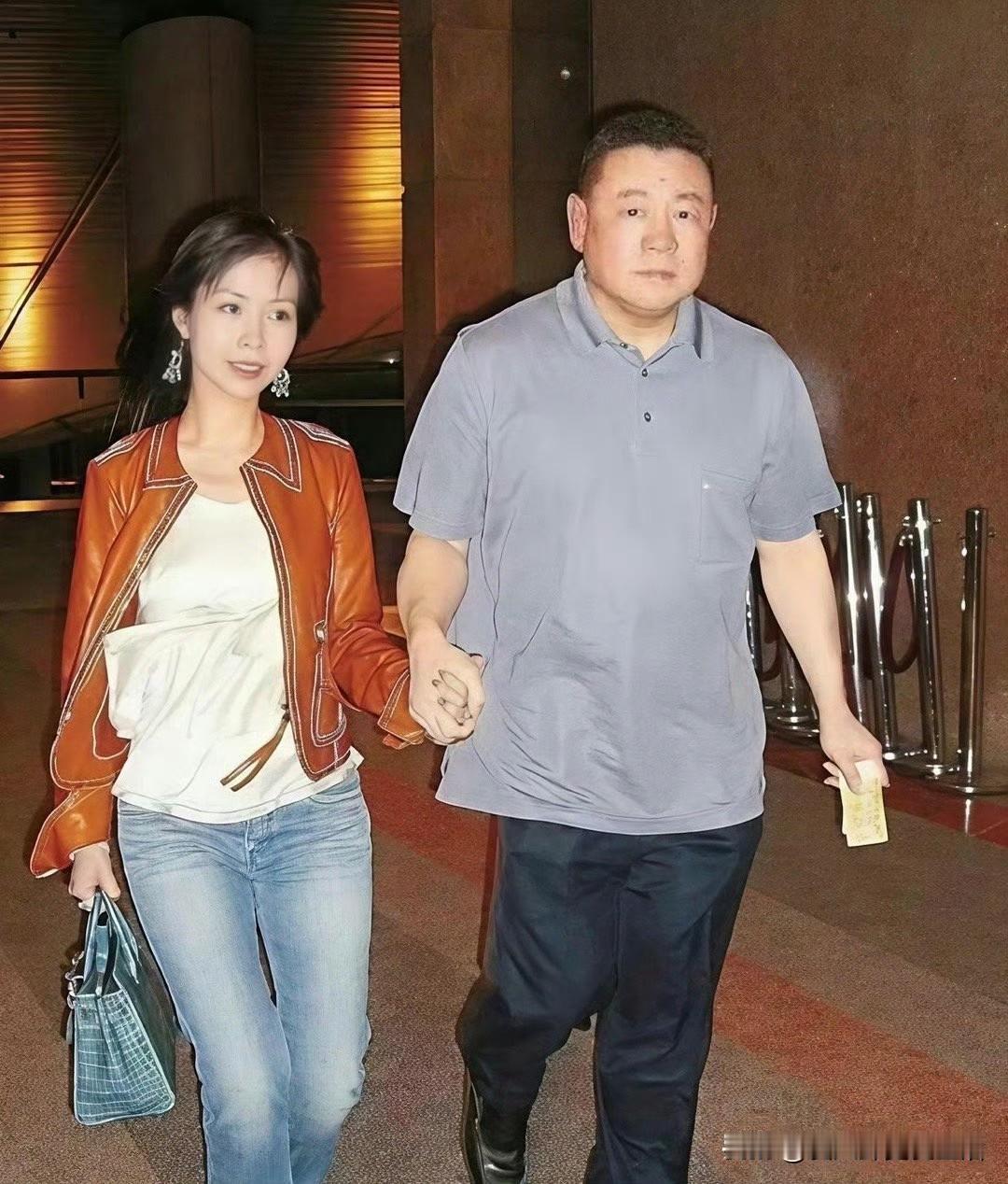 做大佬的女人，最重要的品质就是不要争风吃醋。话说曾经被刘銮雄牵在手里的吕丽君，