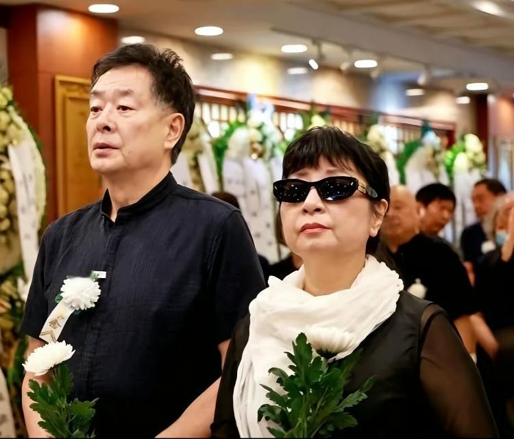 濮存昕与殷秀梅在李维康葬礼上的一幕。