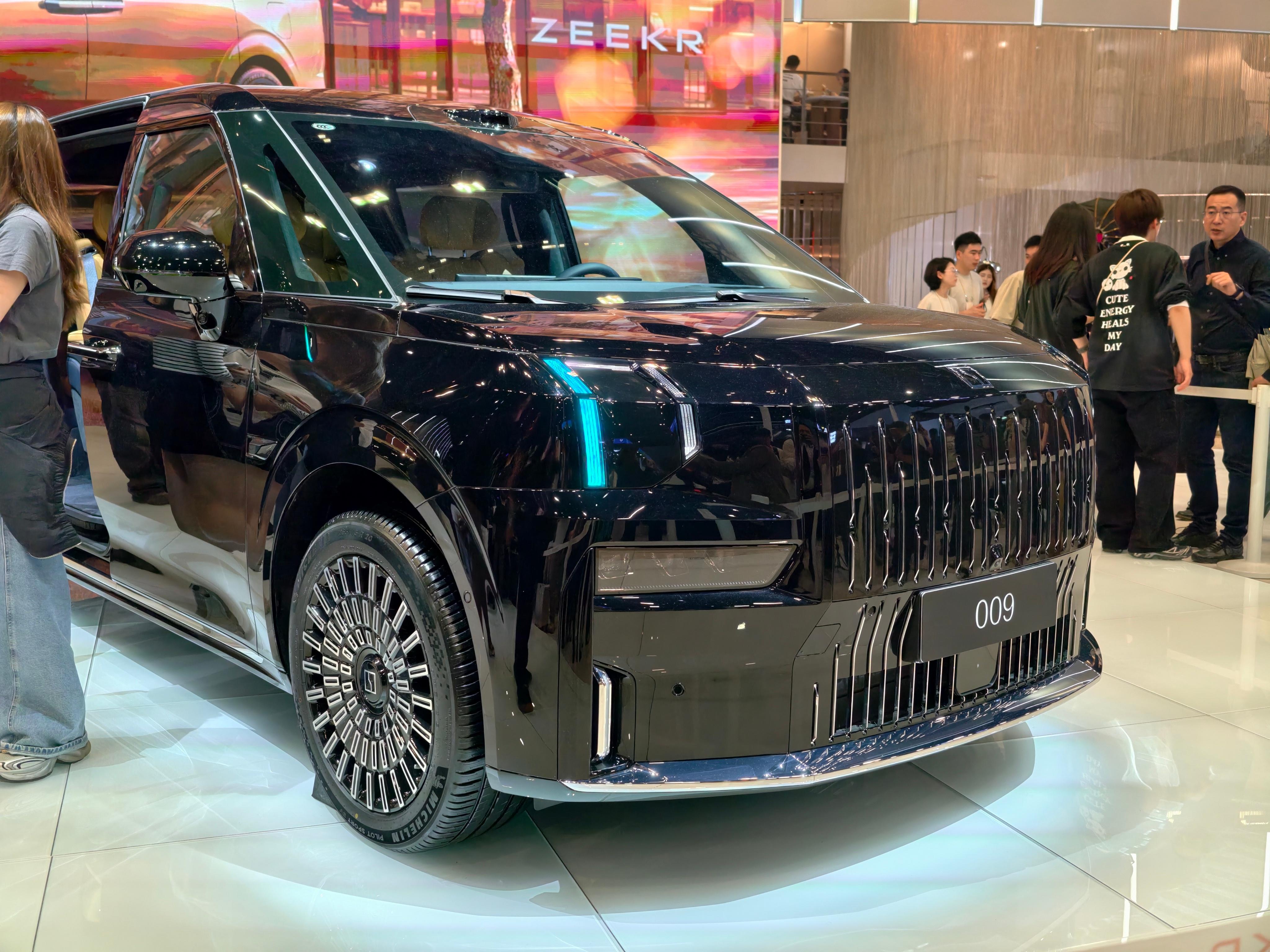 焕新极氪009今天在北京车展开启预售，这次咱们重点看七座版座舱。二排换上了双零重