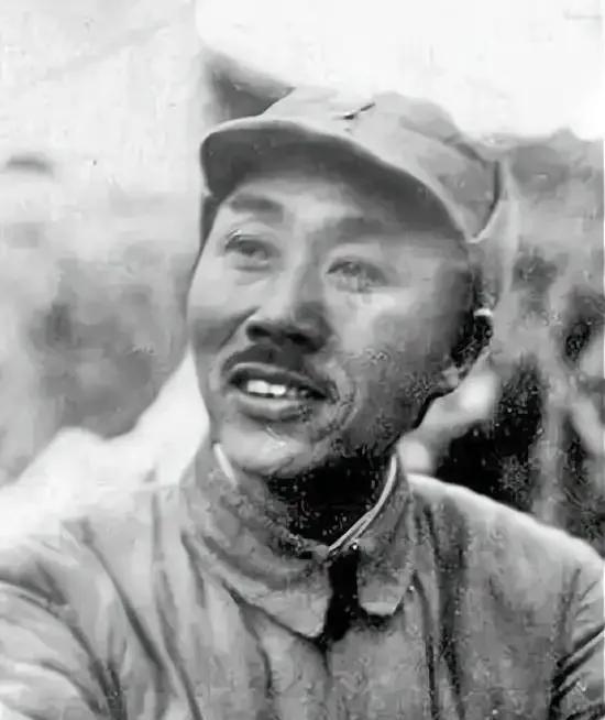 1940年秋，太行山黄崖洞兵工厂内，刘鼎正对着日军掷弹筒苦思。这不到3公斤的铁家