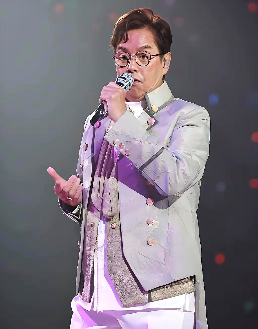 谭咏麟开演唱会，曾志伟、李克勤到场站台一点不稀奇，真正让人瞪大眼睛的，是极少公开露面的富商刘銮雄，居