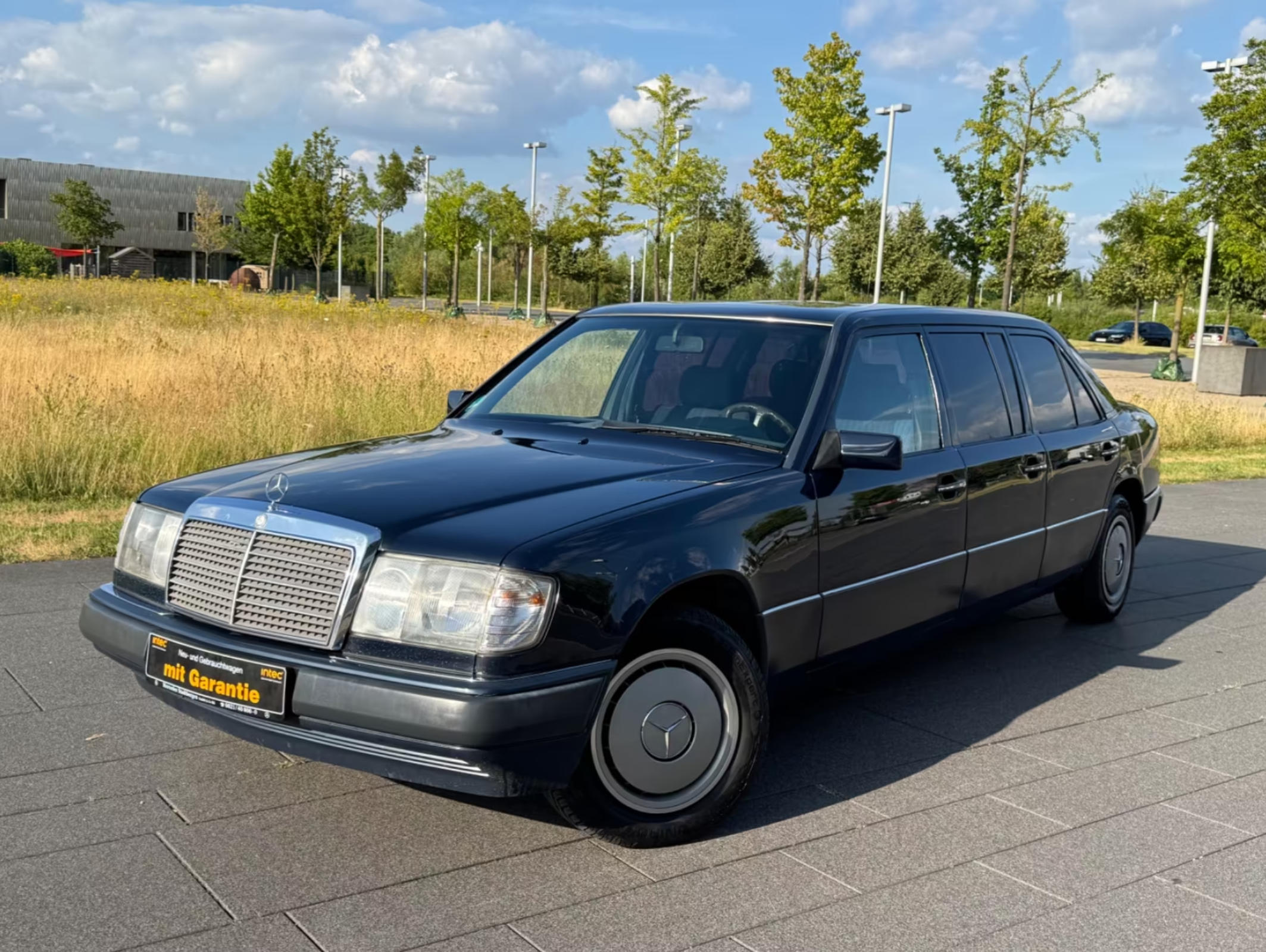 Mercedes-Benz260E，这车北京孩子都熟，当年“六扇门”的奔驰开道