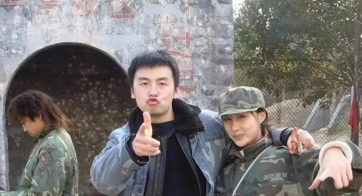 雷佳音一家四口五一度假照片刷屏，妻子翟煦飞冻龄，女儿北北像妈妈，全家生活低调，感