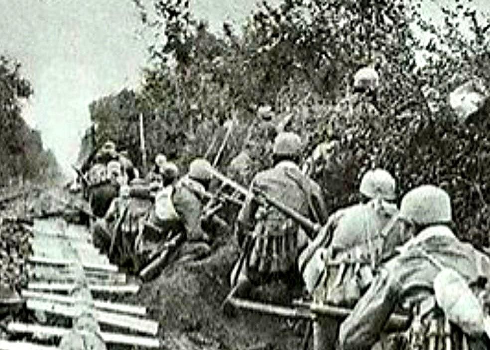 1947年，解放军久攻不下狮脑山，一到夜里，山上还传来小孩哭声，侦察兵冒险摸上山